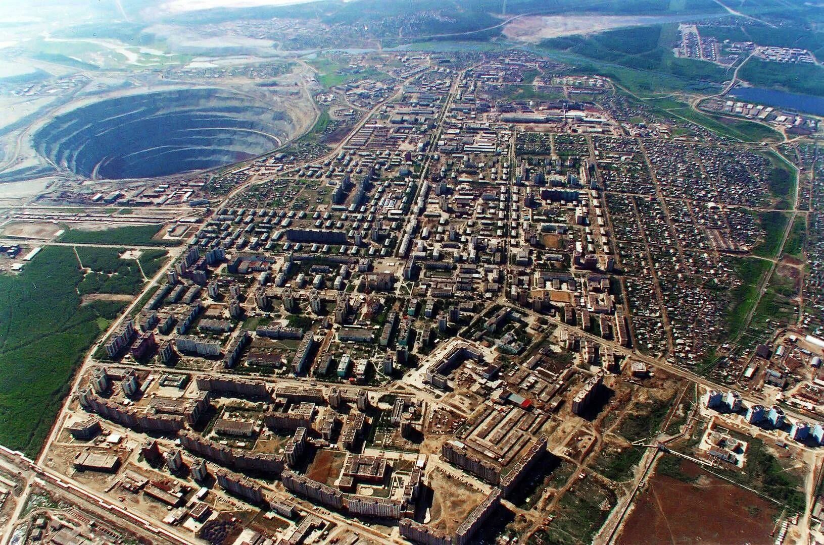 Сайт город мирный якутия. Кимберлитовая трубка мир город мирный. Мирный республика саха якутия. Город мирный якутия памятник трубка мир. Поселок мирный саха якутия.