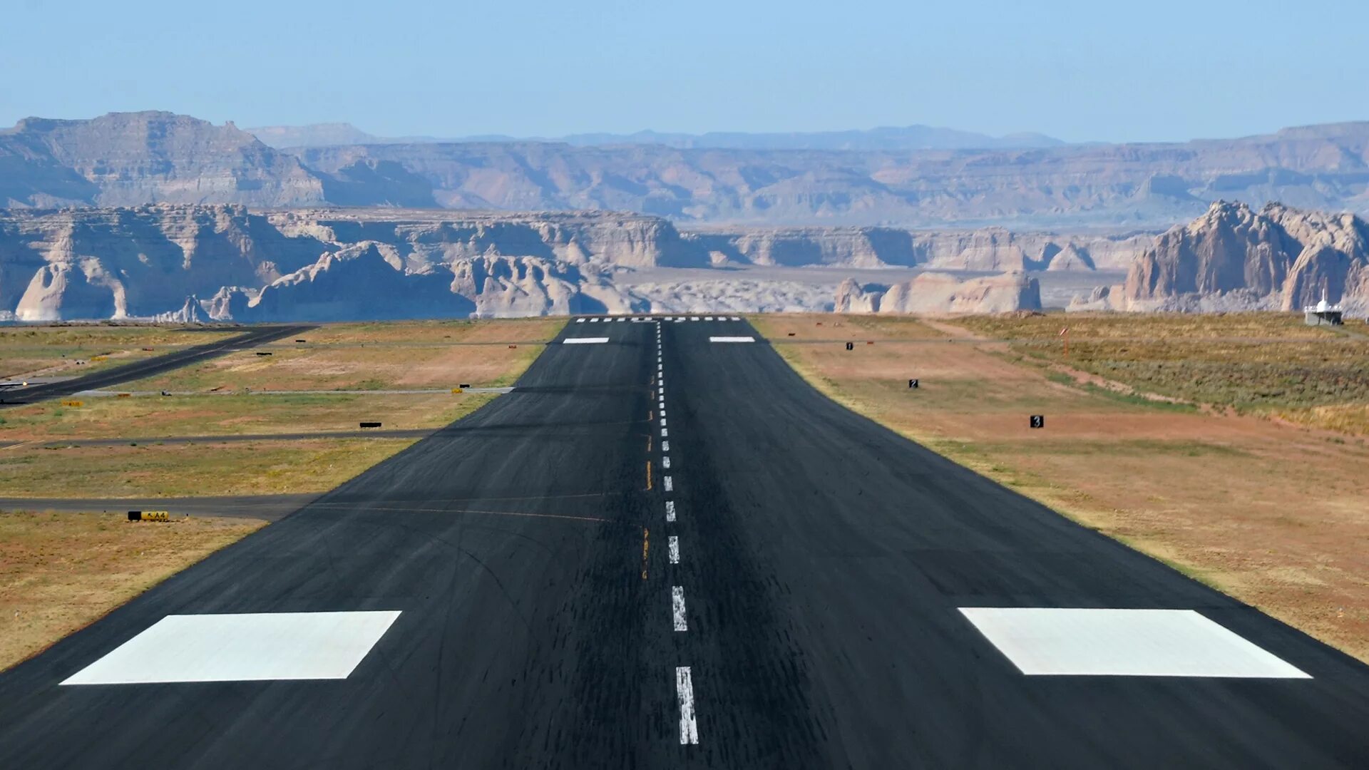 Airport road. Взлётно-посадочная полоса. Посадочная полоса для самолетов. Аэропорт Взлетная полоса. Летная полоса аэродрома.