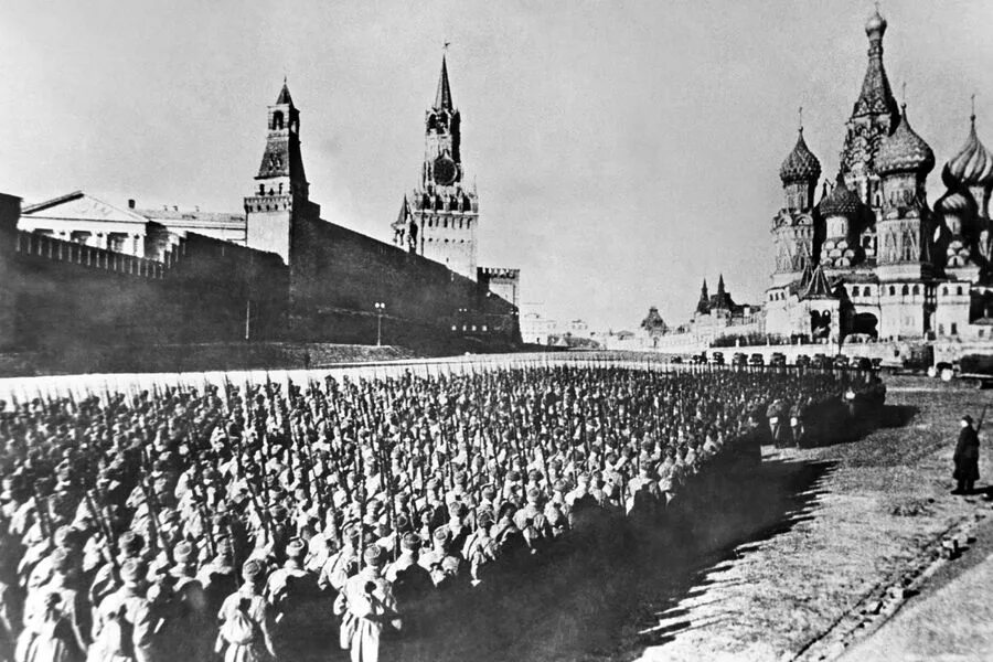 Военный парад 7 ноября 1941 года в Москве на красной площади. Парад на красной площади 7 ноября 1941 года. Москва красная площадь 1941. Парад на красной площади в Москве 7 ноября 1941 года Юон. Парад во время войны