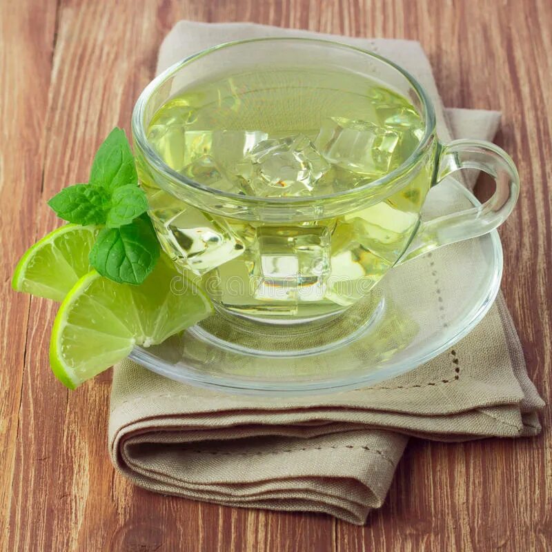 Зеленые холодной водой. Холодный чай зеленый Теа. Чай с лаймом. Зеленый чай с мятой. Зеленый чай с лаймом и мятой.