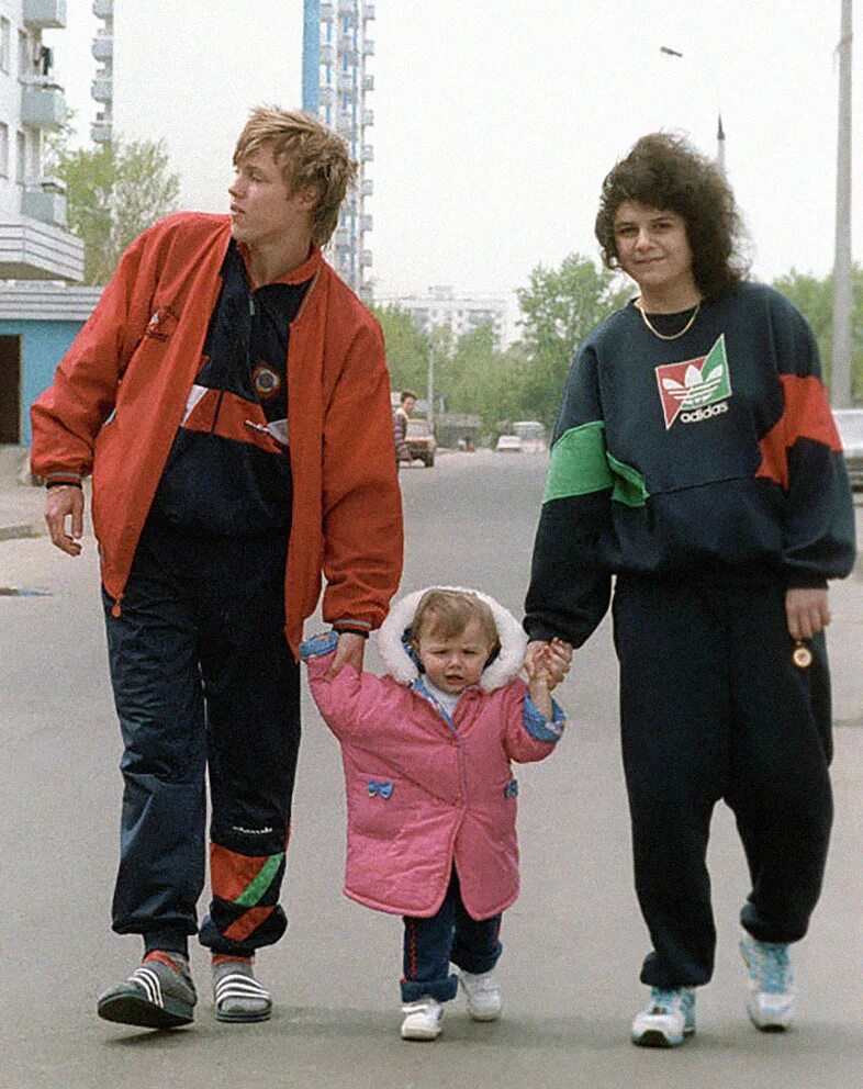 Дети 90х одежда. Мода 90х одежда для детей. Костюмы девяностых дети. Как одевались дети в 90. Дети девяностых одежда.