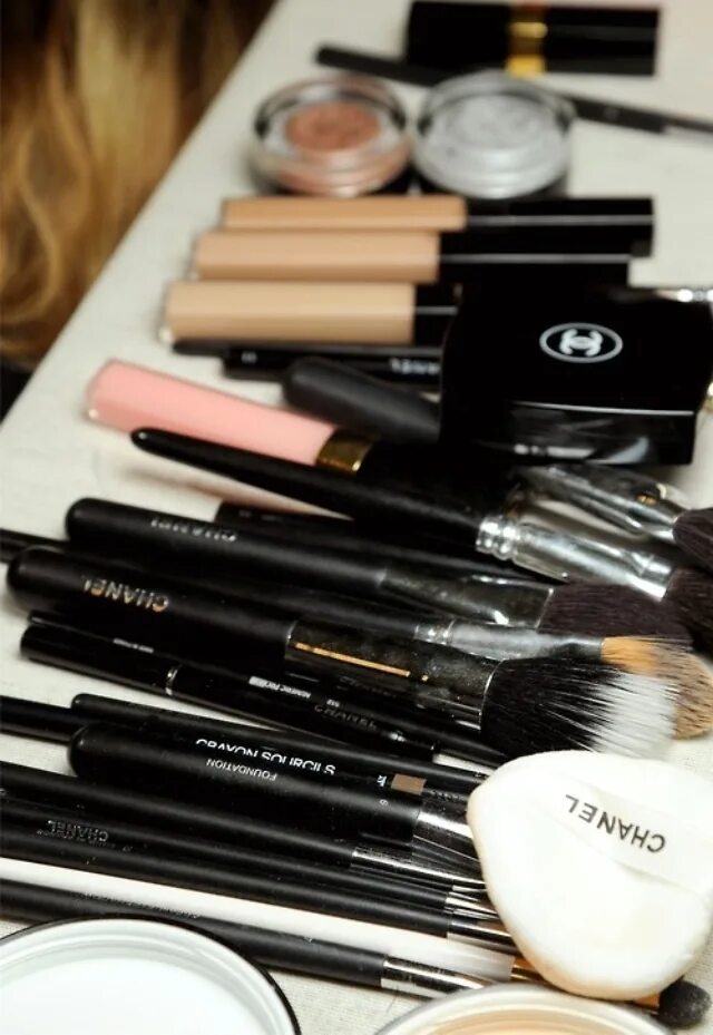 Making chanel. Кисти для макияжа chanel. набор кистей шанель для макияжа. chanel макияж. стол для косметики.