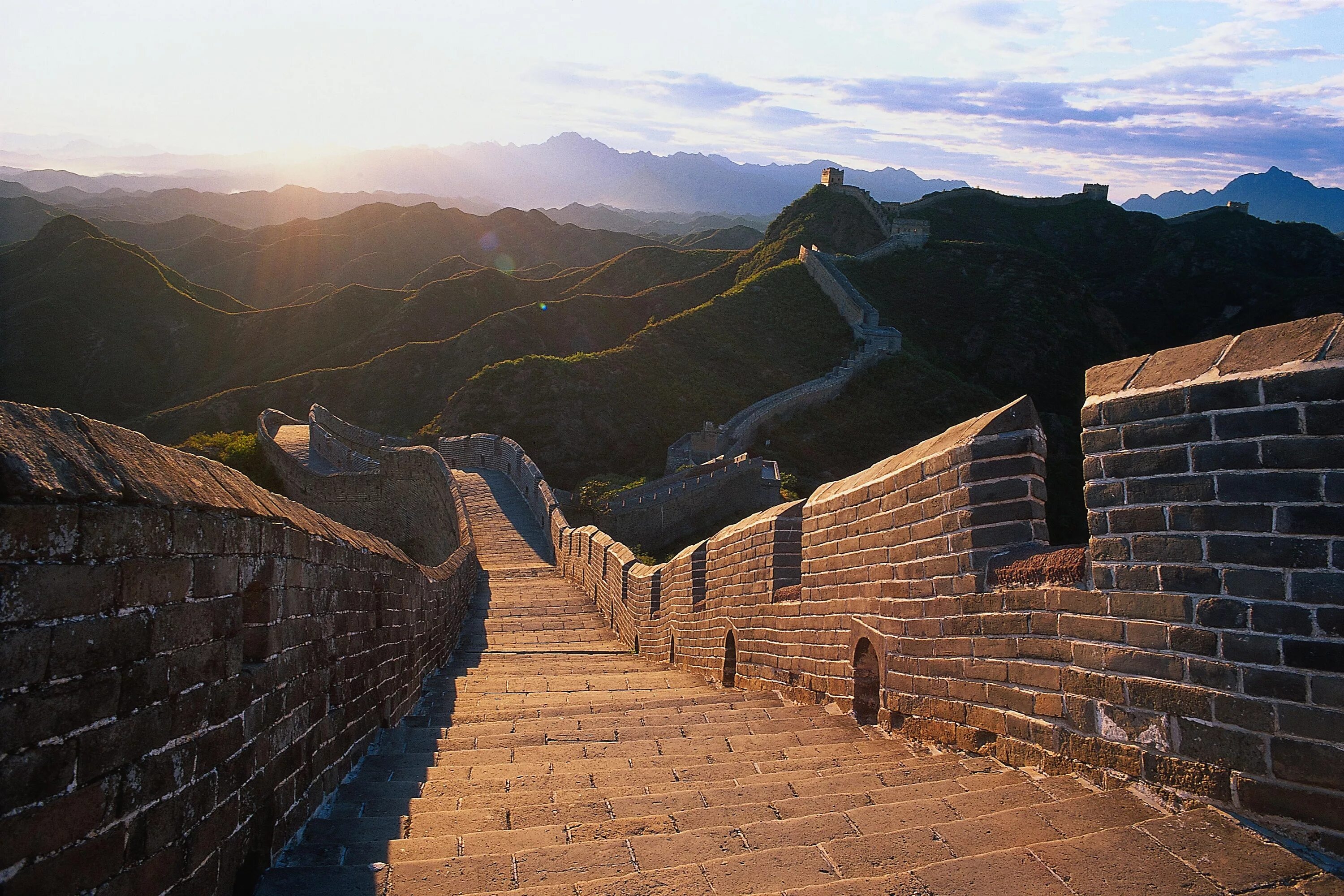 Где есть стена. Великая китайская стена Династия Цинь. Великая китайская стена Хубэй. Орёл и Решка чудеса света Великая китайская стена. Древнекитайская стена.