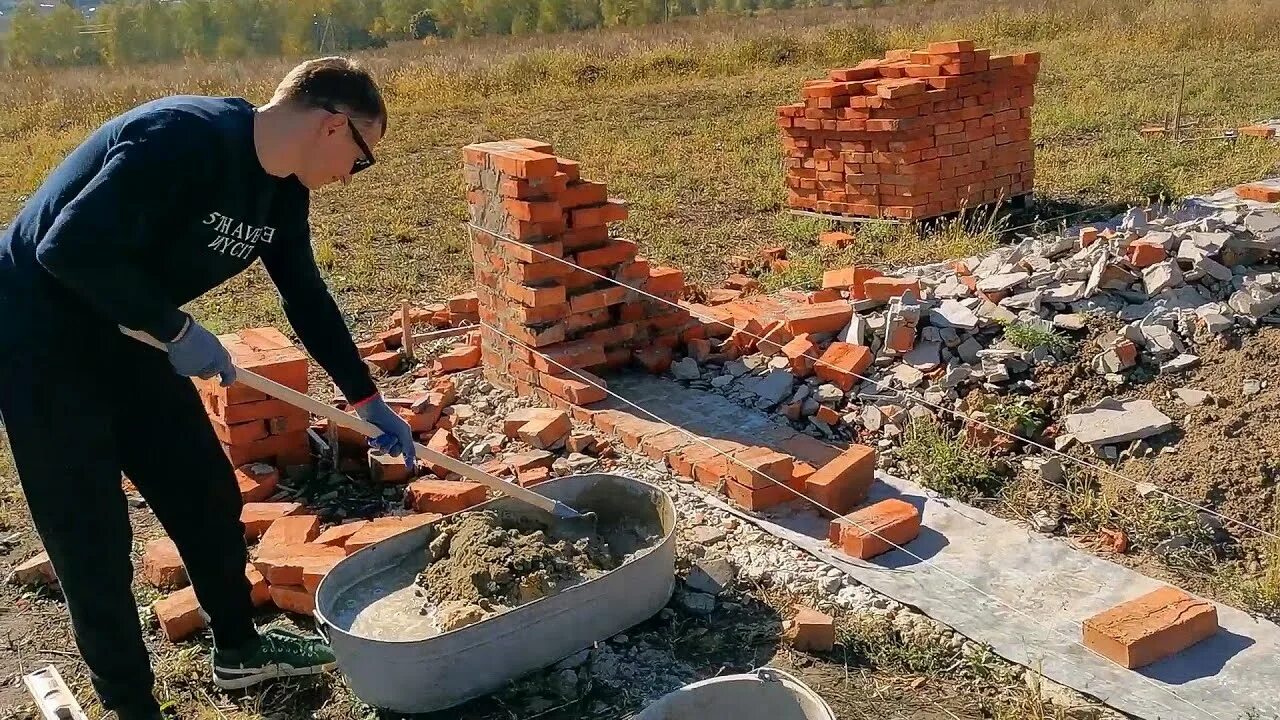 Как выровнять фундамент кирпичом. Выравнивание цоколя кирпичом. dshfdybtdfybt rbhgbxjv wjrkjz. выравнивание кривого фундамента кирпичом. выравнивание цоколя кирпичом с большими перепадами.