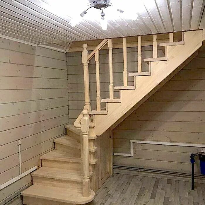 На второй этаж с забежными. Лестница деревянная. Поворотная лестница. Лестница поворотная деревянная. Лестница угловая деревянная.