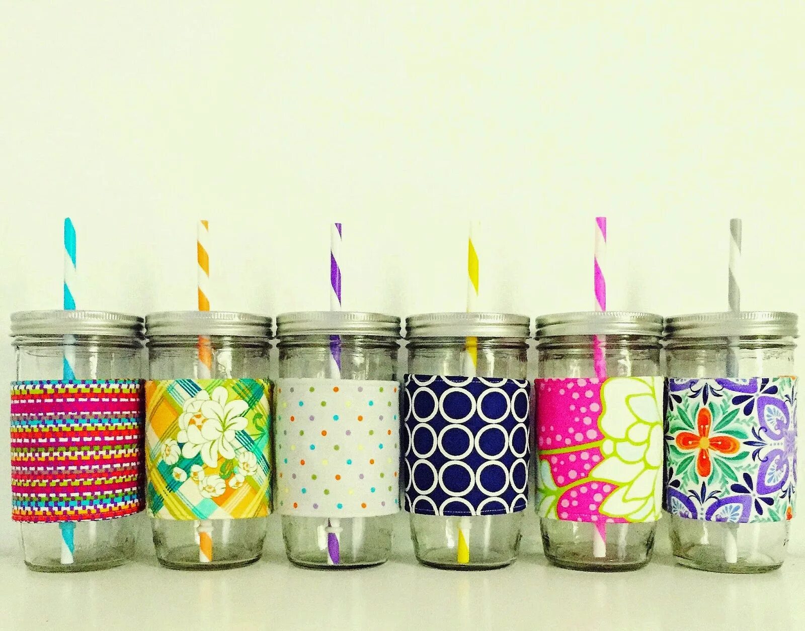 Украшение стеклянных баночек. Поделки из баночек. Поделки из баночек. Снеговик из банки стеклянной. Поделки из маленьких баночек.