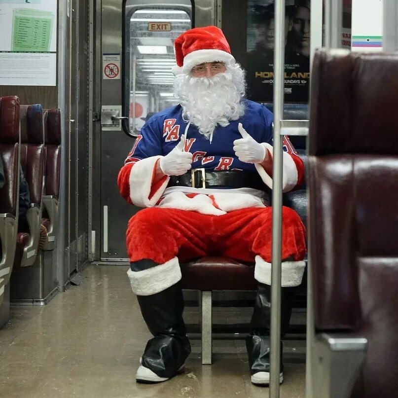 Дед мороз машет рукой. Дед мороз. Поезд деда мороза 2021-2022. Дед мороз в великом устюге. Санта клауд.