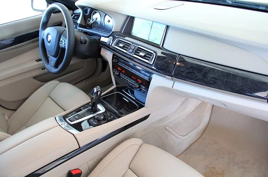 Бмв 750 москва. BMW 750li 2013. БМВ 750 li 2013. BMW 750il 2013. BMW 750 2013.