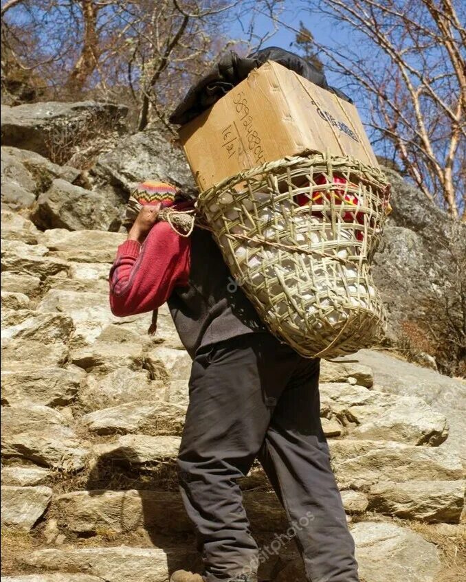 Идти с ношей. Преодоление препятствий в жизни. Человек с тяжелой ношей. Тяжелая ноша груз. Женщина устала.