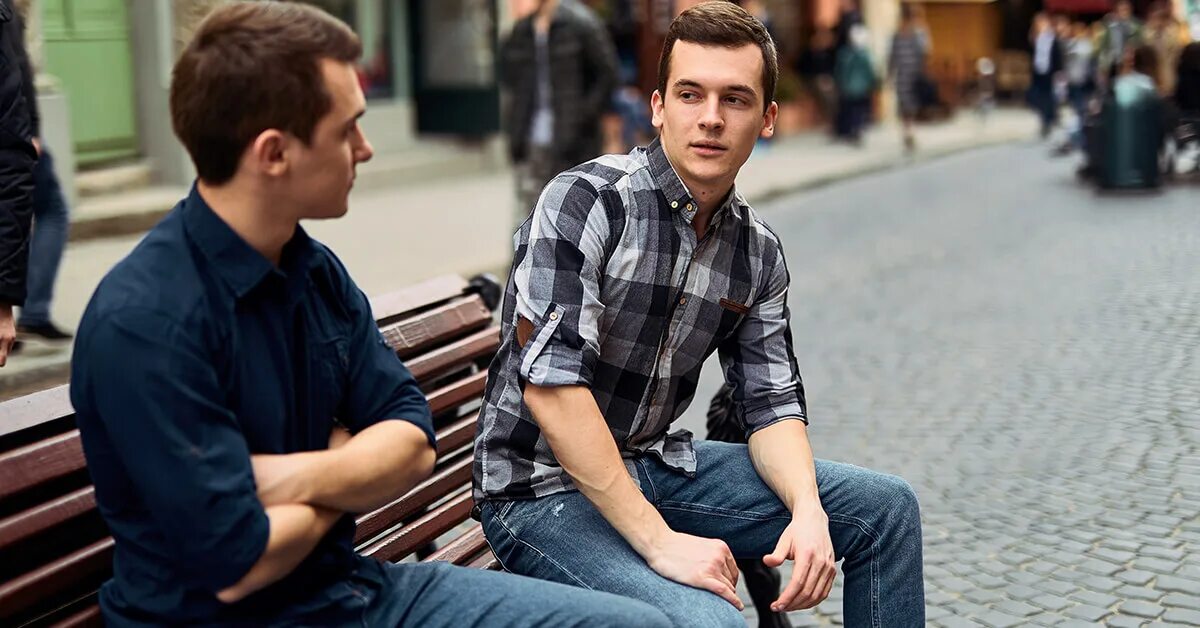 Two young men. Два парня на улице. Разговор двух мужчин на улице. Двое мужчин сидят. Парни двое на улице.