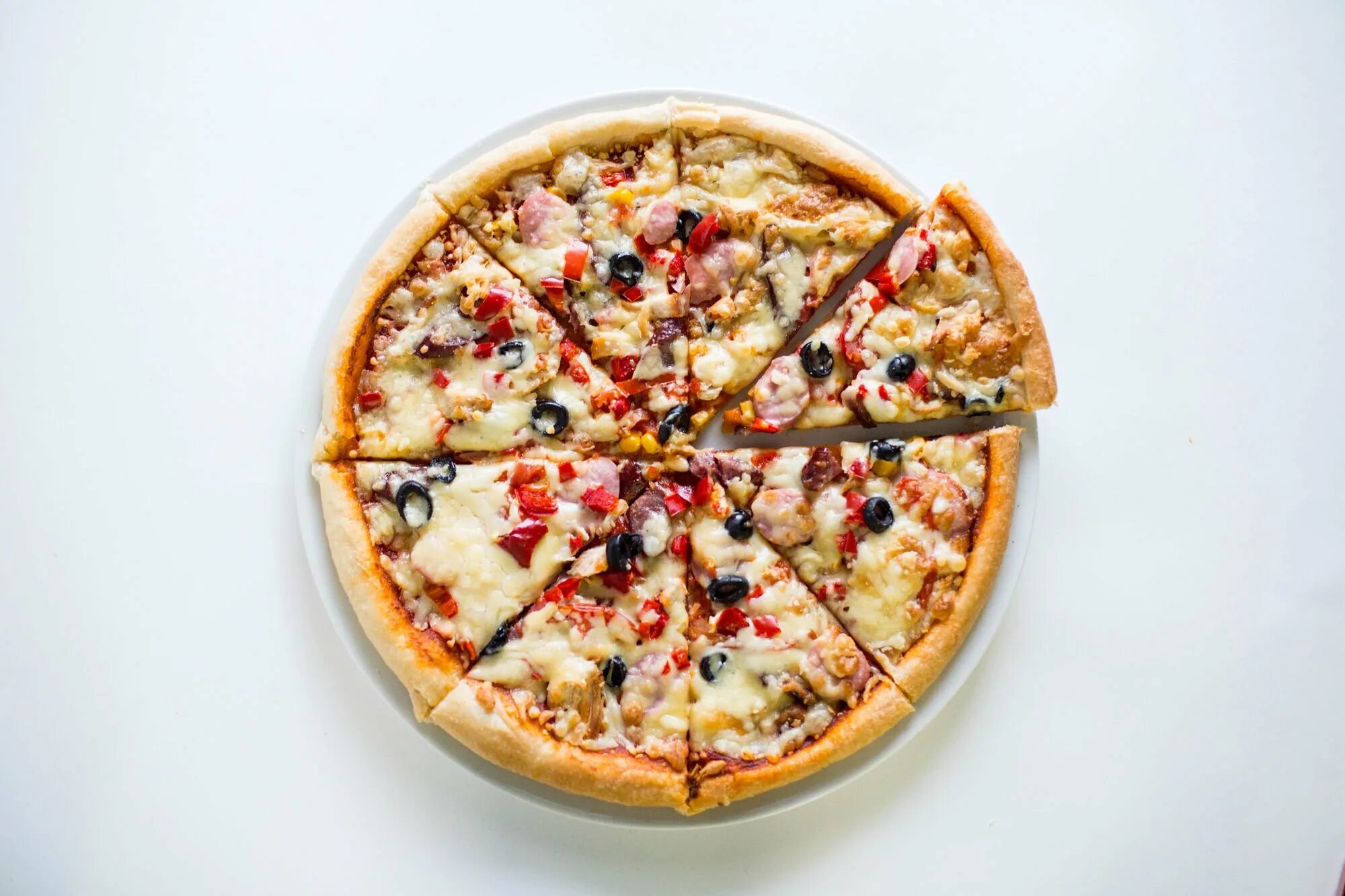 Пицца кью. Мясной ассорти pizza. пицца мясное ассорти. пицца комбинированная. доска для пиццы.
