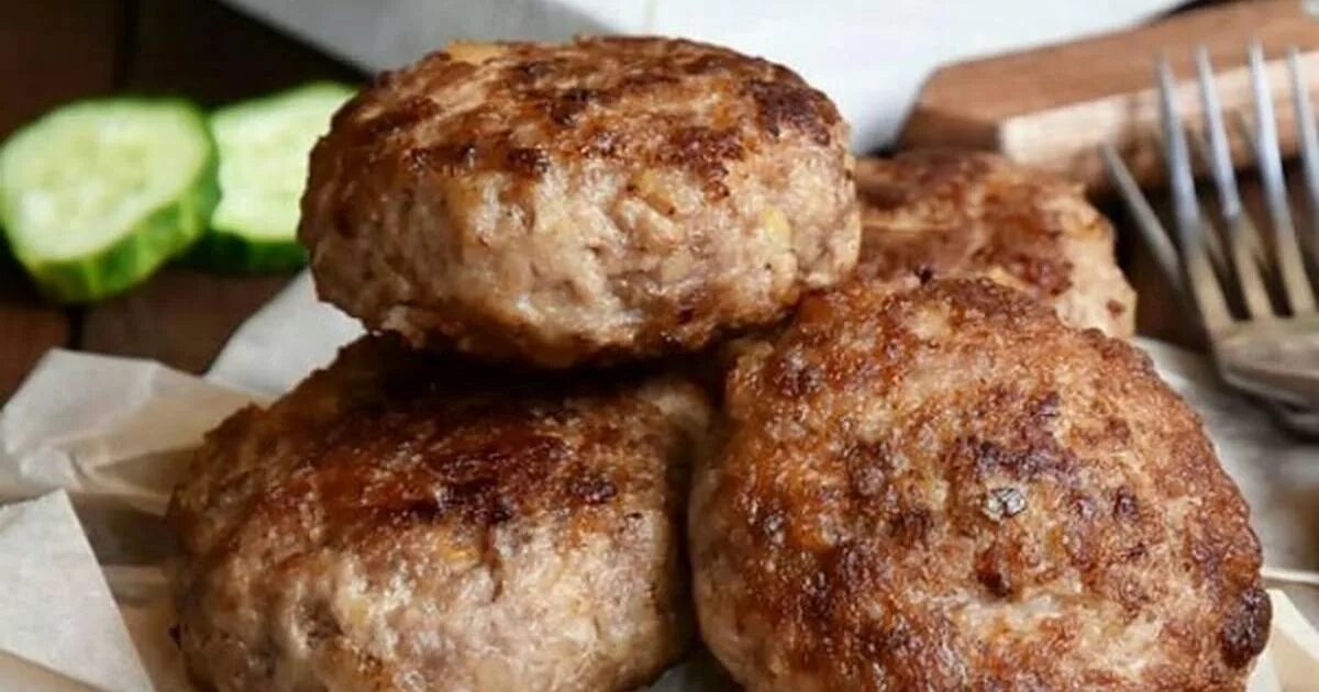 котлеты с геркулесом и фаршем рецепт. биточки из индейки. куриные котлеты в сухарях. котлетки мясные с геркулесом. котлеты из овсянки.