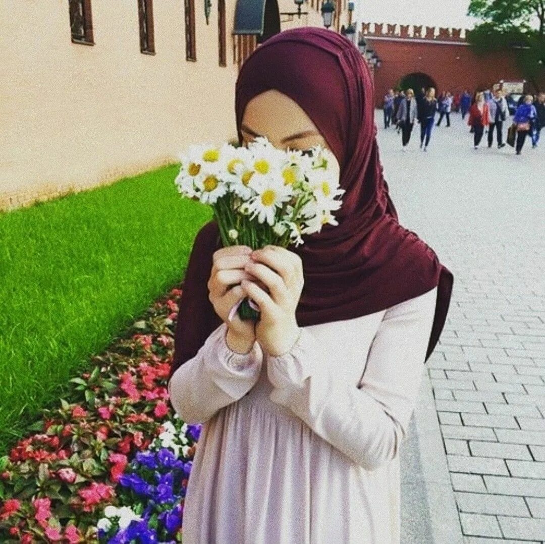 Мусульманские подруги. Ухтишки Дагестана. Ухтишки Кавказа. Мусульманка с цветами. Девушка в хиджабе с цветами.