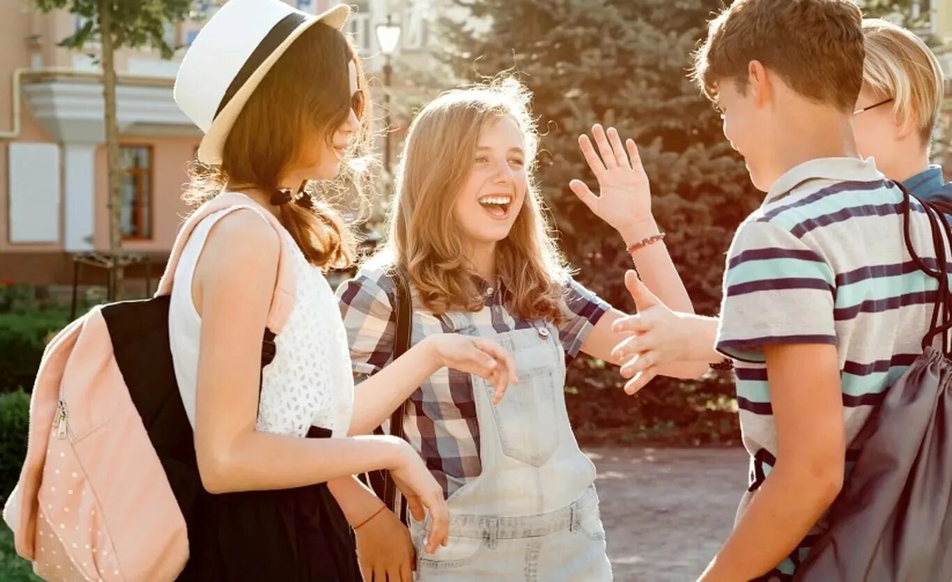 рукопожатие людей. счастливая девушка с друзьями. люди здороваются. приветствие французов. дружба картинки.