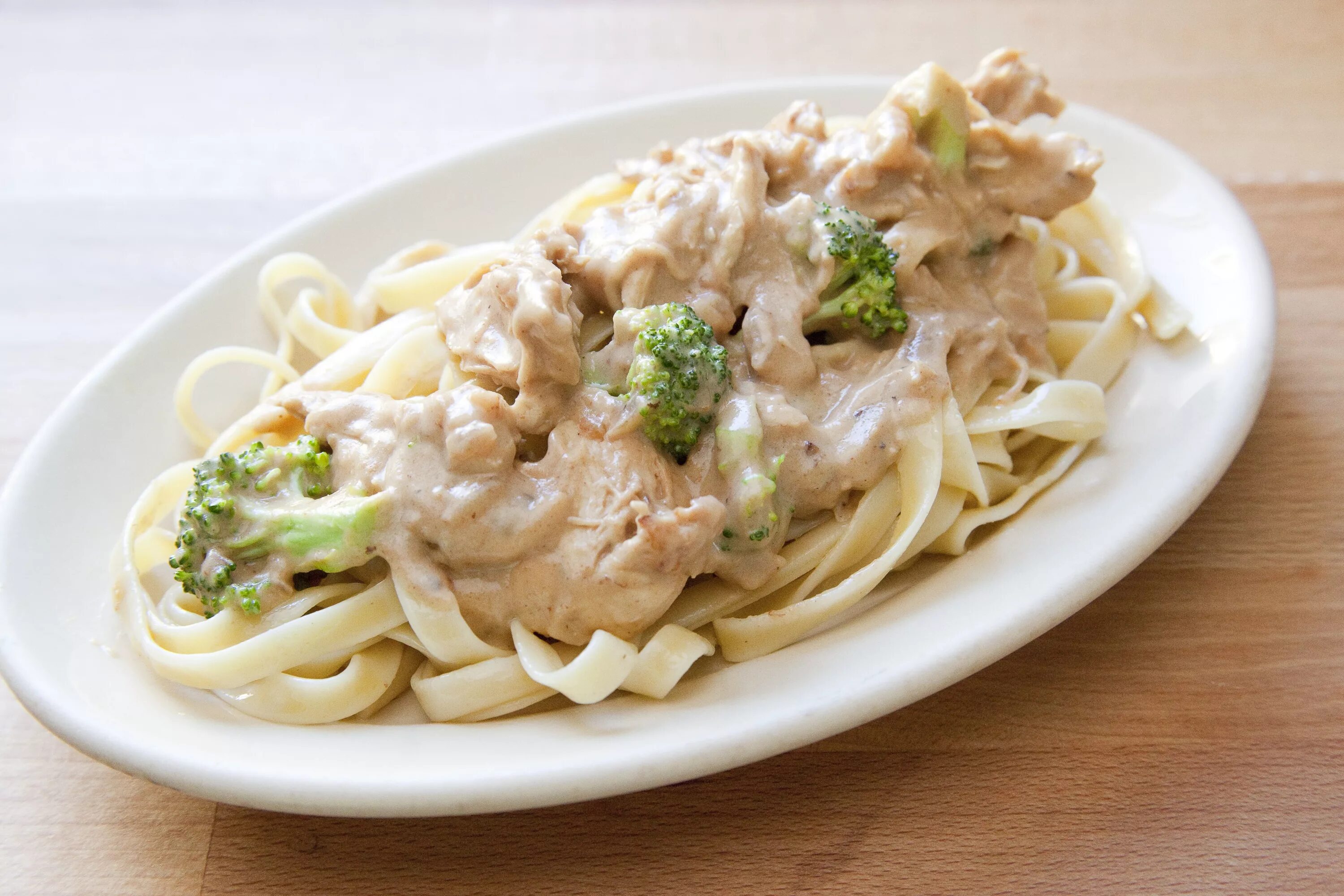 Феттучини Альфредо. Паста Fettuccine Alfredo. Макароны с пастой Альфредо. Chicken Fettuccine Alfredo. Лапша в сливках