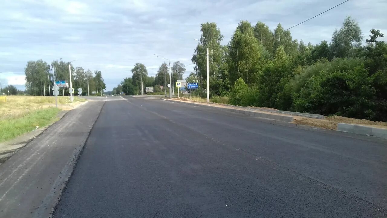 Подъездный дорога. Подъездная дорога. Дорога у подъезда. Новозыбков город указатель дорожной. Круговые подъездные дороги к дому.