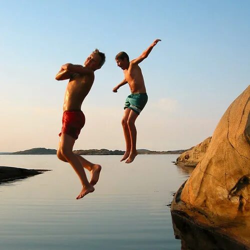 Спортивные пары. Девушка на канате. Пляж море люди. Summer results. Тренировка на пляже.