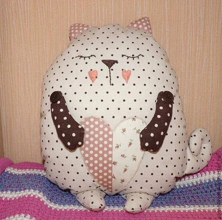 Подушка сплюшка енот. Кошка сплюшка. Игрушка подушка кот. Кошка сплюшка. Подушки сплюшки.