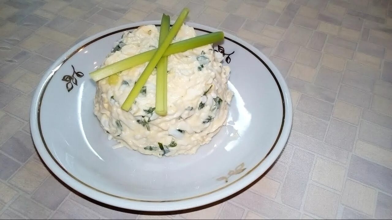 Рецепт сыра с чесноком и яйцом. Салат с тертым плавленным сыром. салат еврейский. салат из плавленного сыра с яйцом и чесноком. красивая подача салата сыр с чесноком.