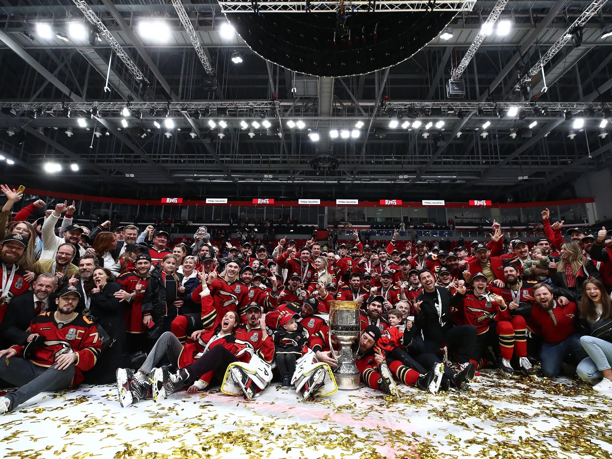 Кубки хоккейного клуба. Авангард Кубок Гагарина 2021. Авангард Омск чемпион 2004. Кубок Гагарина Авангард Омск. Кубок Гагарина Авангард Ястребы чемпионы 2021.