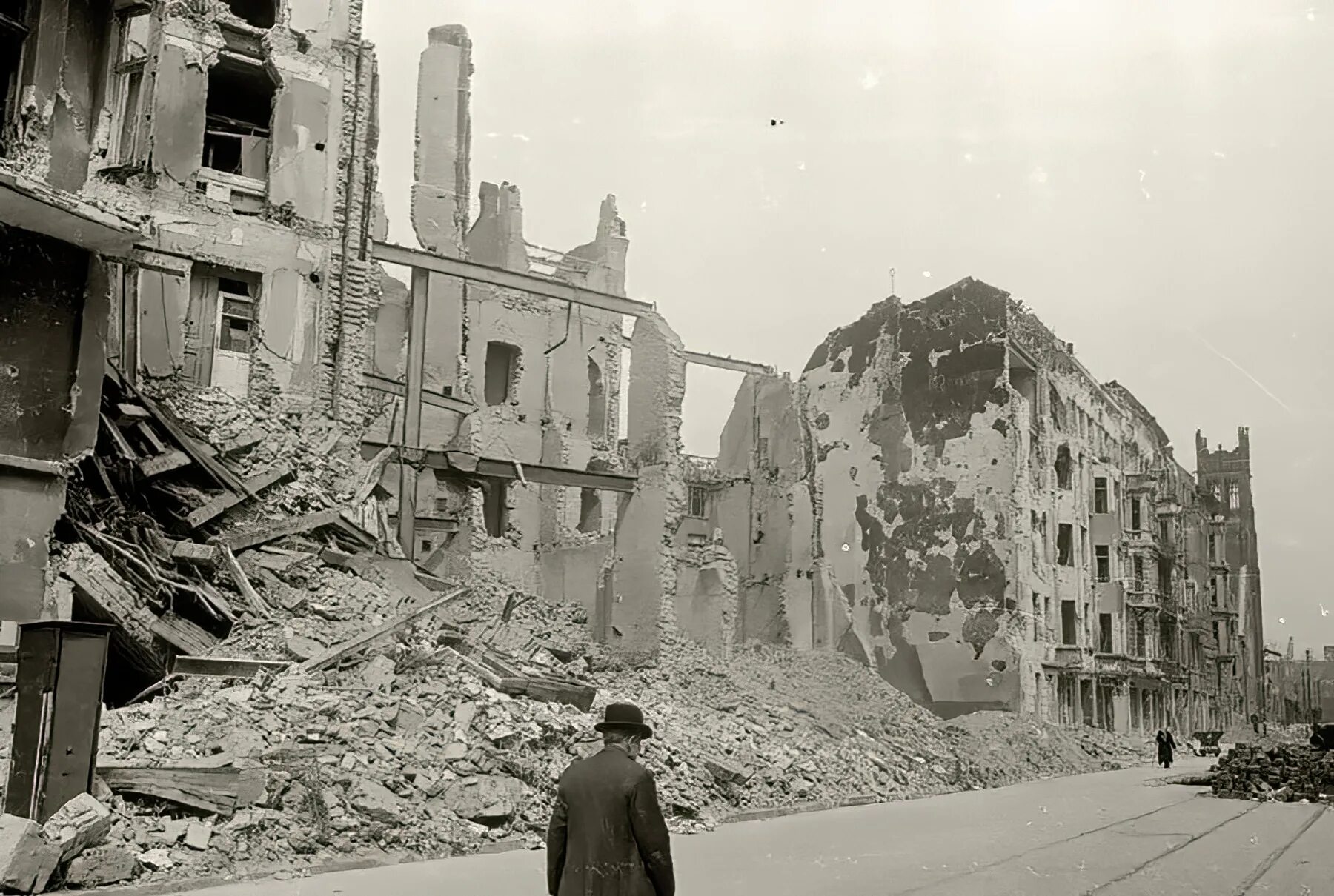 Город разрушенный во время войны. Руины Берлина 1945. Разрушенный Берлин 1945. ВОВ Берлин 1945 руины. Разрушенные дома ВОВ 1941-1945.