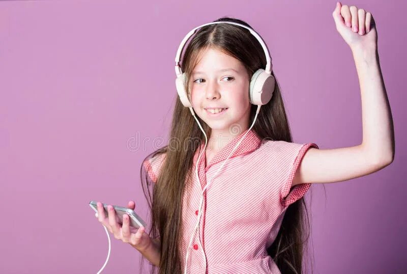 Ребенок с наушниками. Земфира девочка с плеером. А я девочка с плеером. Земфира 1999. А я девочка с плеером.