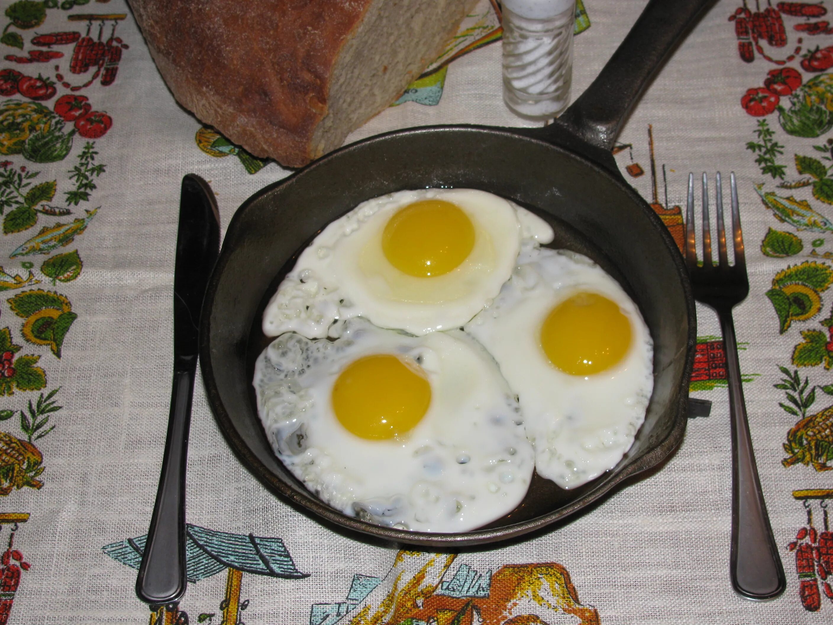 Яичница глазунья 3 яйца. Яичница. Сковорода с яичницей. Сковородка для яичницы. Оригинальная яичница.