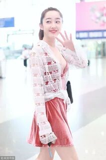 女 星 機 場 露 奶 黑 Bra 掉 出 來. 走 光 照 瘋 傳 網 嘆.真 的 空 空 