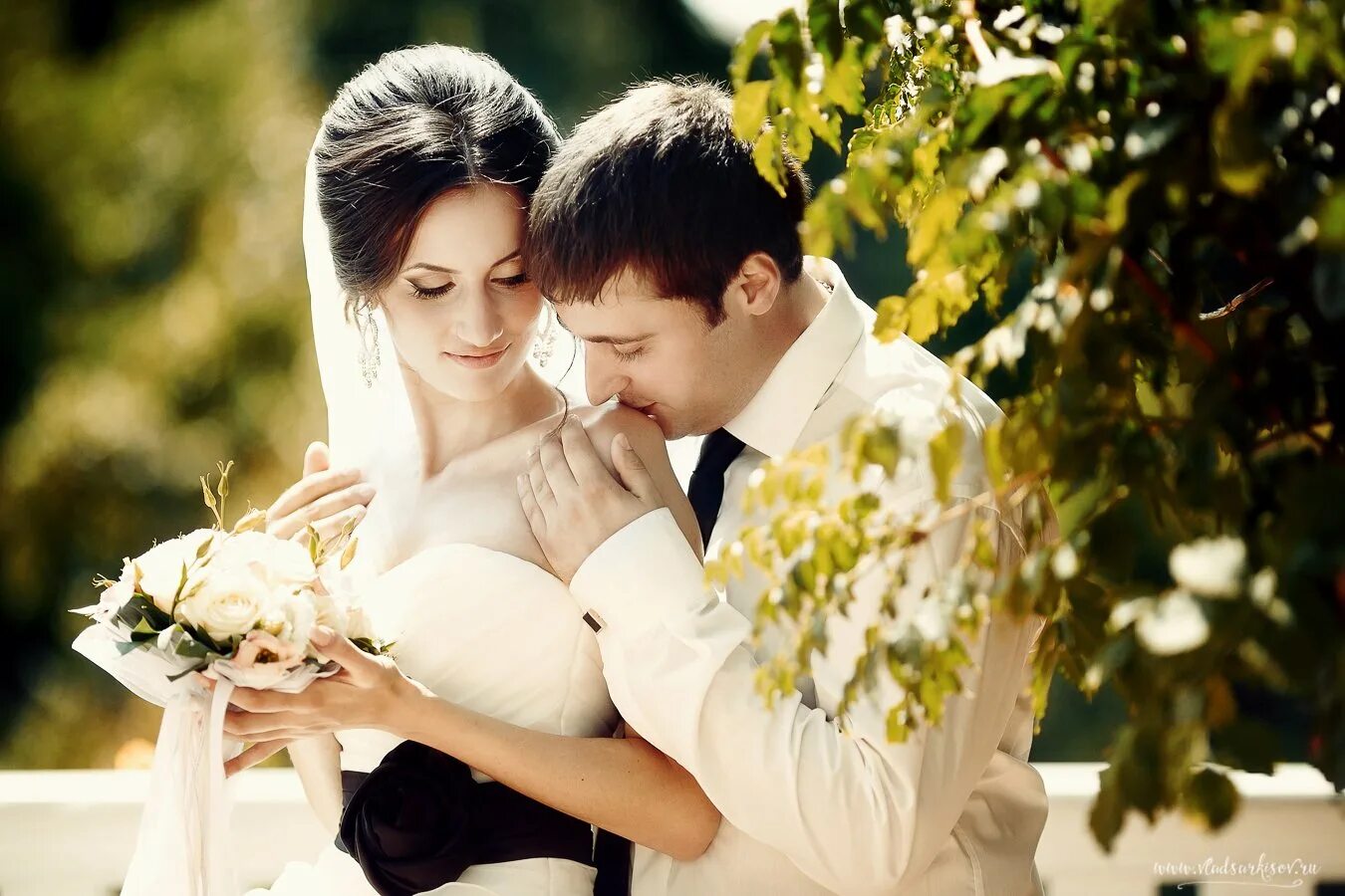 Жених и невеста. София каркадым. Молодожены. Свадьба на берегу моря. Молодожены.