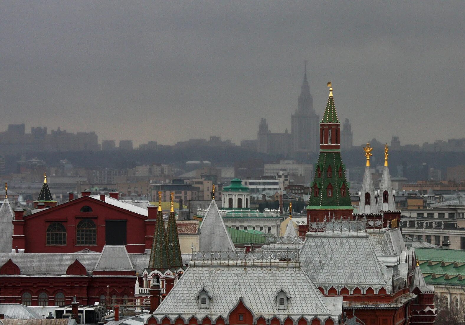 Крыши Москвы. Московские крыши. Крыши Китай-города в Москве. Центр Москвы с крыши. Крыши московского кремля