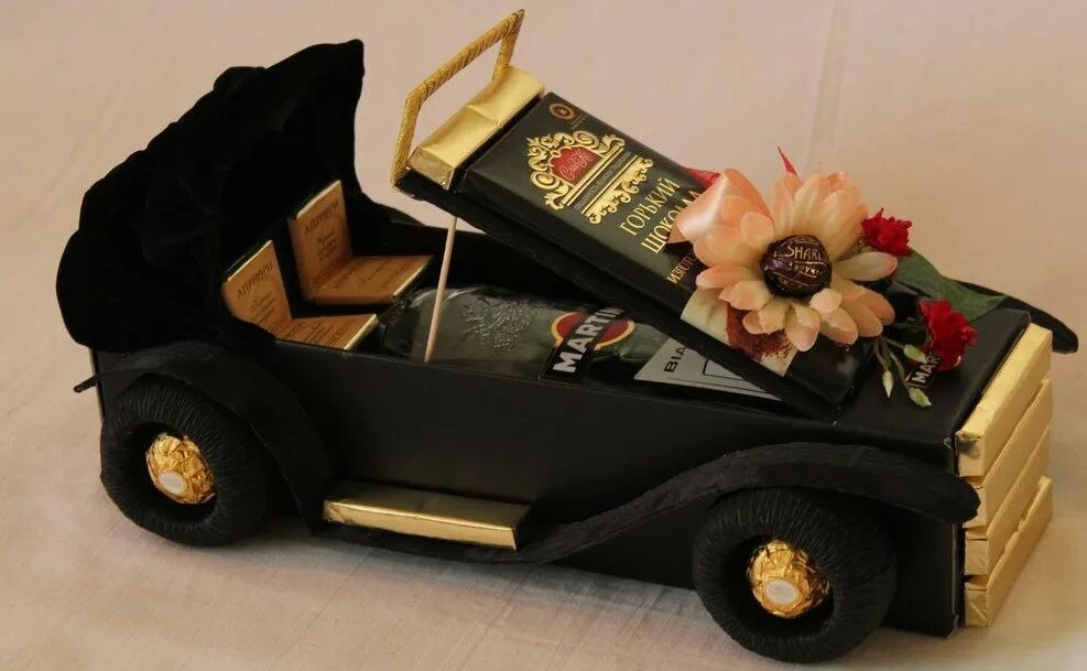 Машинка из конфет для мужчины. Недорогие подарки для мужчин авто. Подарок папе в машину. Машина с конфетами. Брелок с номером и обложка.