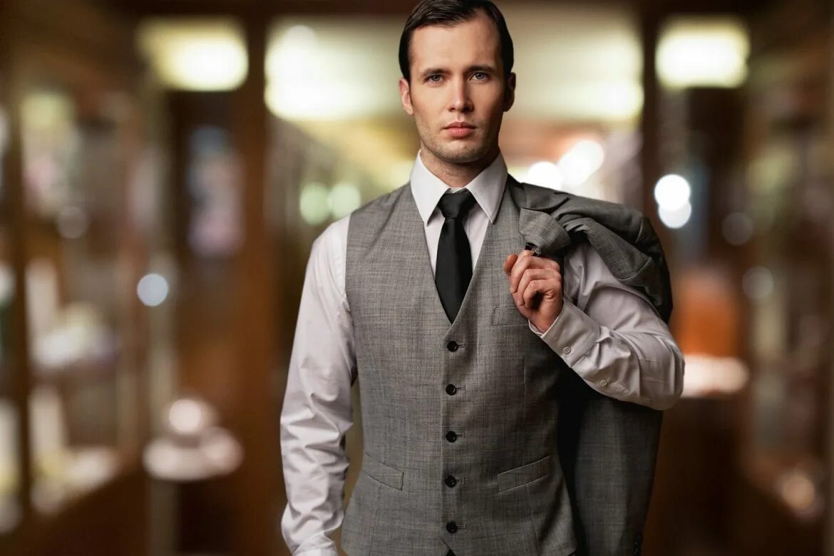 Выдержанный интеллигентный человек. Человек с пиджаком на плечах. Интеллигентный парень. Умный мужчина. Интеллигентный костюм мужской.