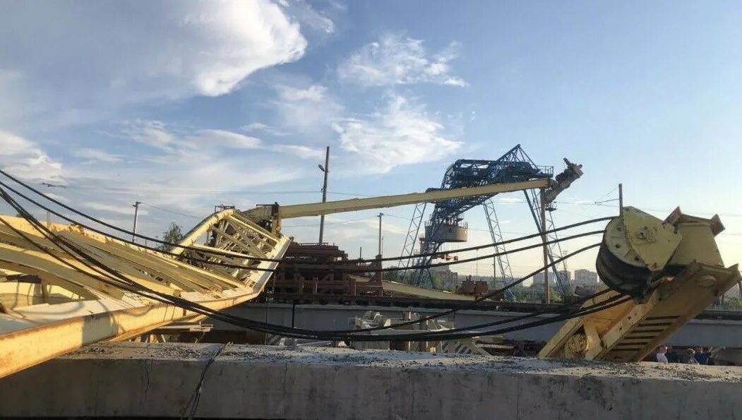 Упал кран в питере. Крановщица тюмень. упал кран в тюмени. мостоотряд упал кран.