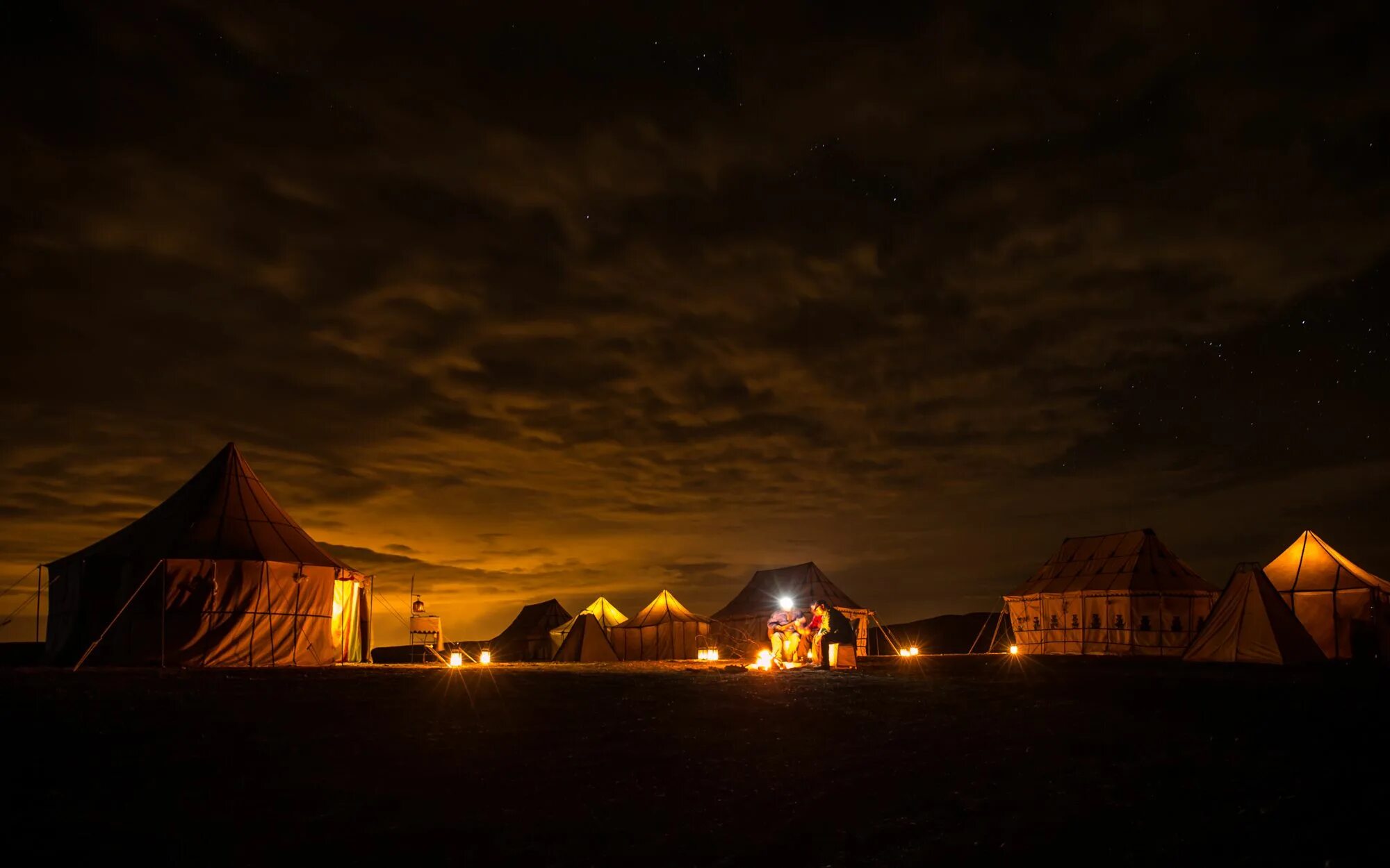 Night camp. Пустыня ночью. Палатка в пустыне ночь. Костер в пустыне ночью. Desert Nights Camp.