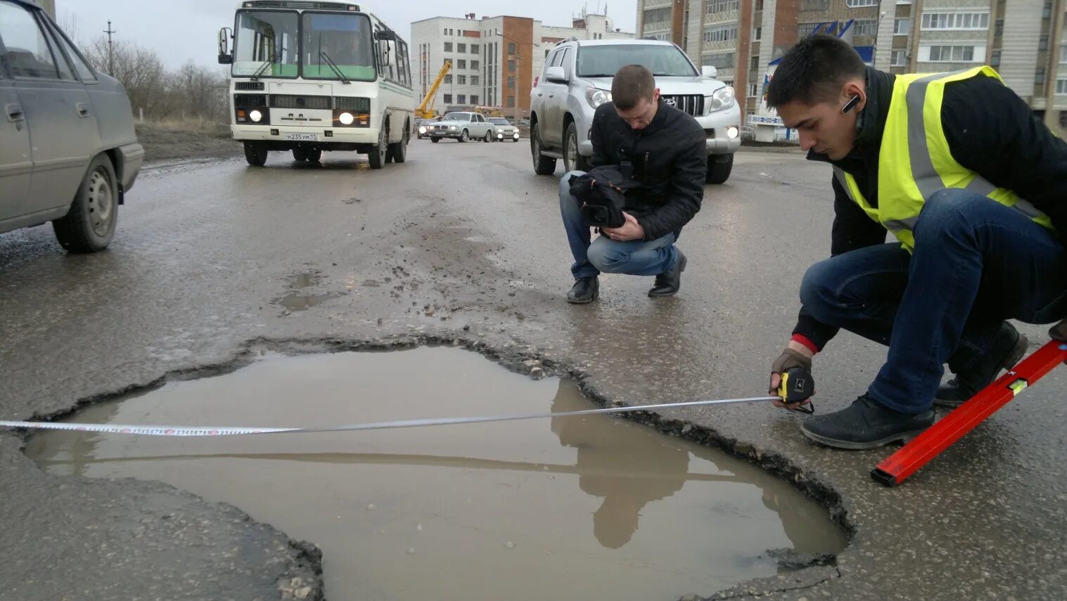 Движение яма. Выбоина на дороге. яма на дороге. состояние дорожного покрытия. дороги с ямами.