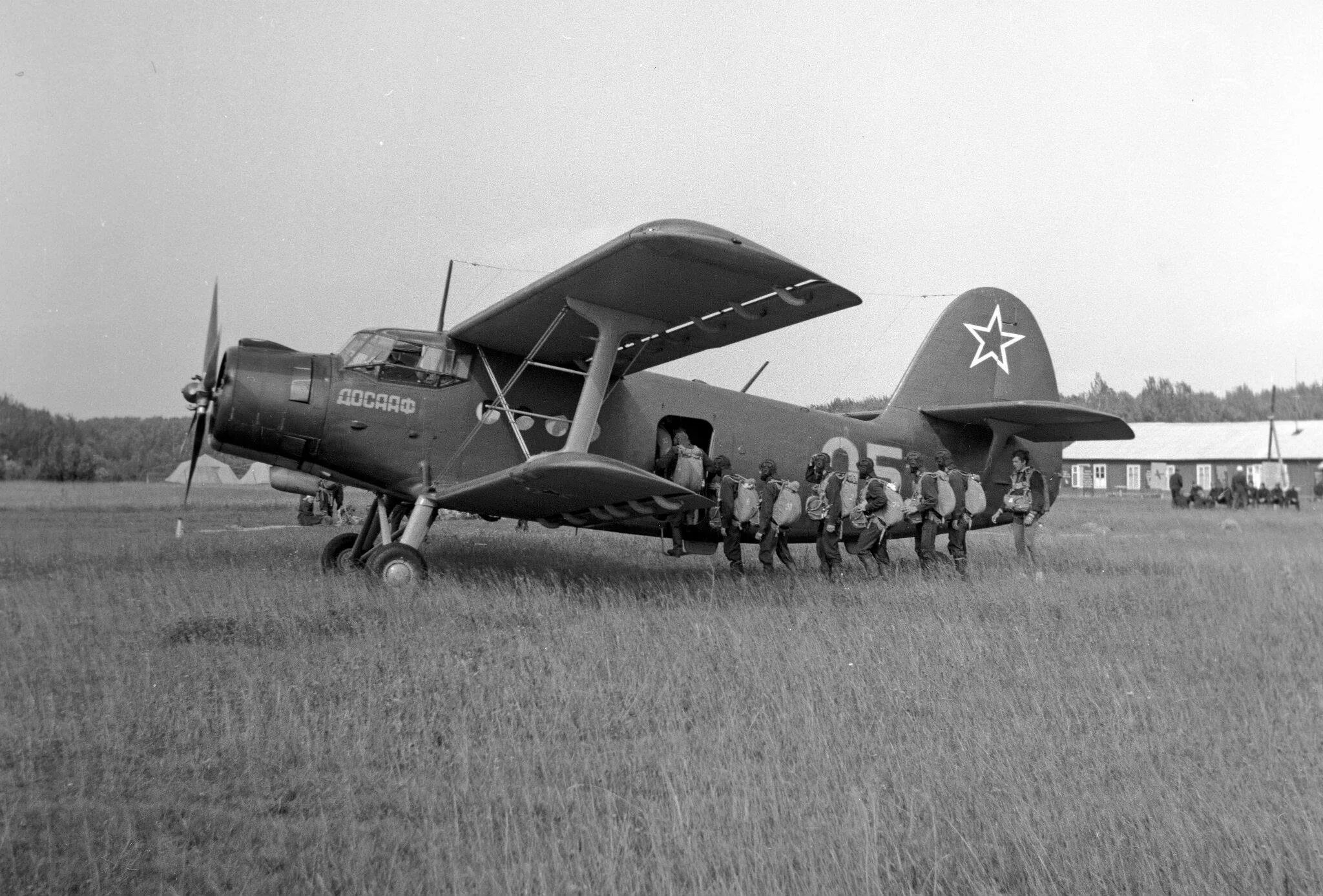 Самолёт ан-2. Воздушный винт ан2. Ан 2 старый. Кукурузник ан-24. Биплан кукурузник.