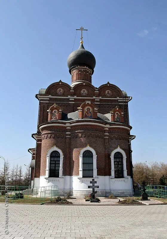 Нижний новгород храм карповка. Патриаршее подворье в переделкино. Храм преображения господня в тушине. Церковь спаса преображения в спас-тушине. Церковь спаса на песках в москве на арбате.