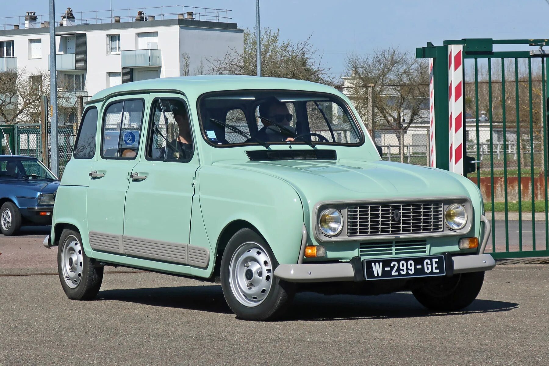 Рено 4 купить бу. Renault 4 GTL. Renault 4 1961. Renault 4 1984. Sinpar Renault 4.