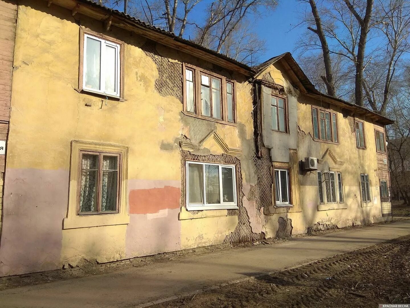 Ветхое жилье прописаны. Барак расселение ветхое жилье калуга. ветхое жилье расселение иркутск. ветхое здание. ветхое и аварийное жилье.