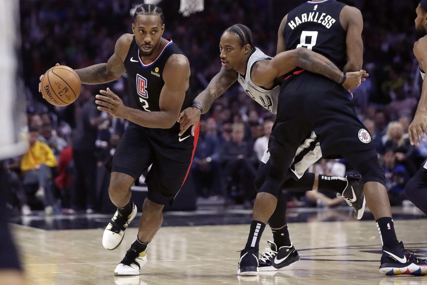 Loaded carry. Kawhi Leonard la Clippers. Kawhi Leonard NBA Spurs. Сан-Антонио ла Клипперс превью. НБА 55 электродвигатель.