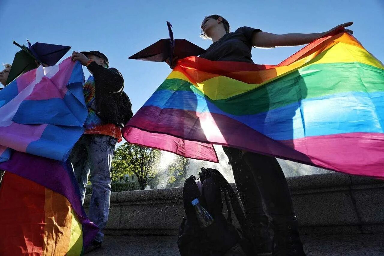 17 мая день лгбт. Лгбт люди. Международный день гомофобии. Международный день борьбы с гомофобией открытки. Международный день борьбы с гомосексуализмом.