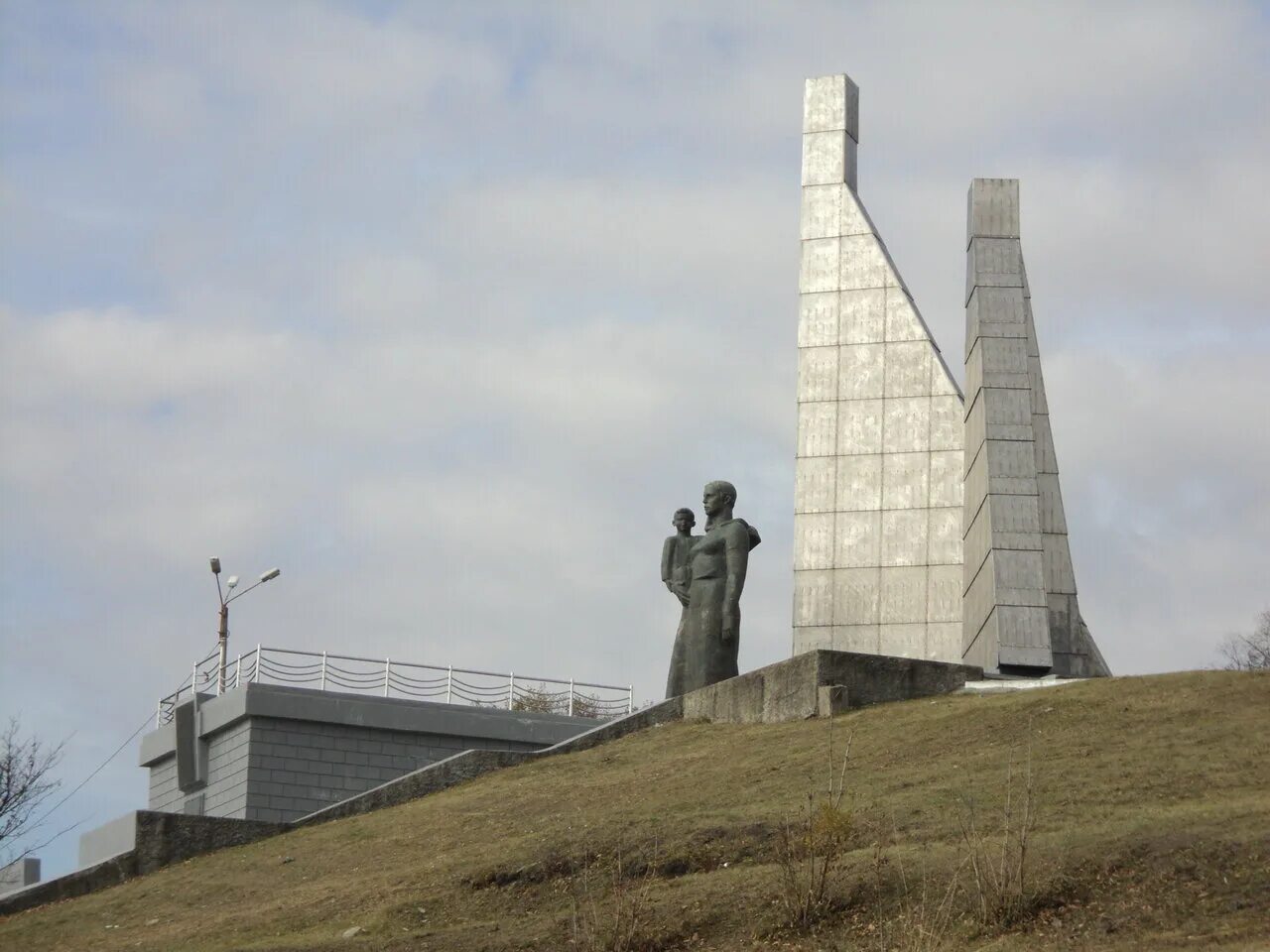 Приморском крае мать. Мемориал Скорбящая мать находка. Город находка мемориал "Скорбящая мать". Памятники города находка Приморского края. Приморский край находка Скорбящая мать.