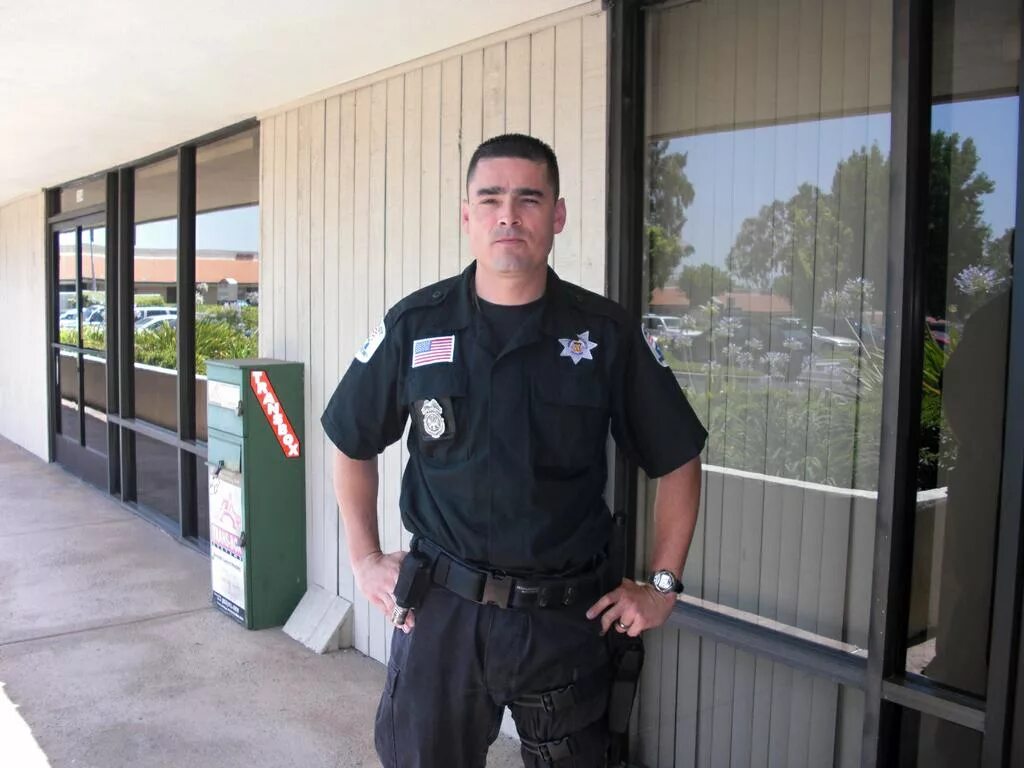 Сторож в волжском. Security Guard ЮАР. Майами охрана секьюрити. Охранник обои. Охранник патруль территории.