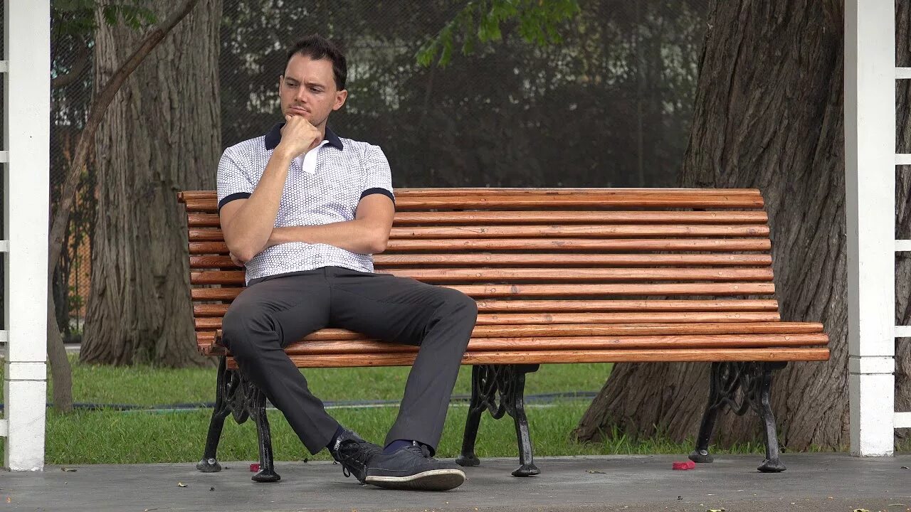 Мужчина в парке на скамейке. Парень сидит на лавочке. Человек сидит на скамейке. Человек на лавке. Sit on a bench