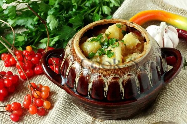 Мясом в. Азу по-татарски в горшочках. Горшочке. Азу в горшочке рецепт. Рагу в горшочках с мясом и картошкой в духовке.