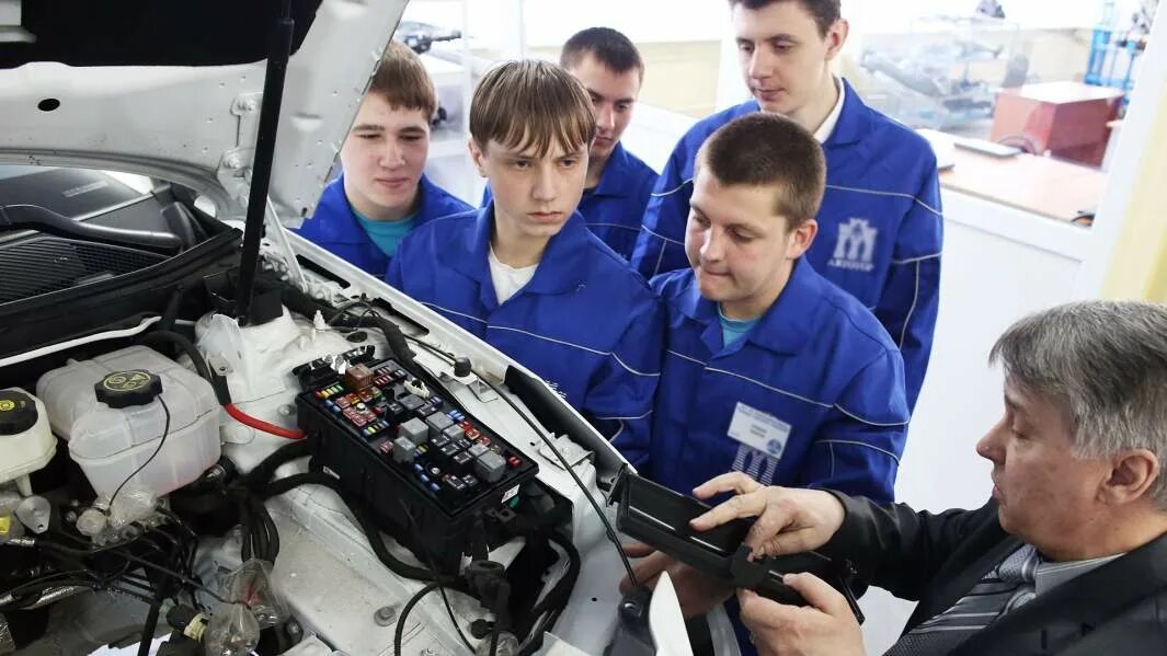 Демо экзамен автомеханик. Минусинский колледж автомеханик. Автомеханик колледж. Механик после 11 класса. Пту автомеханик.