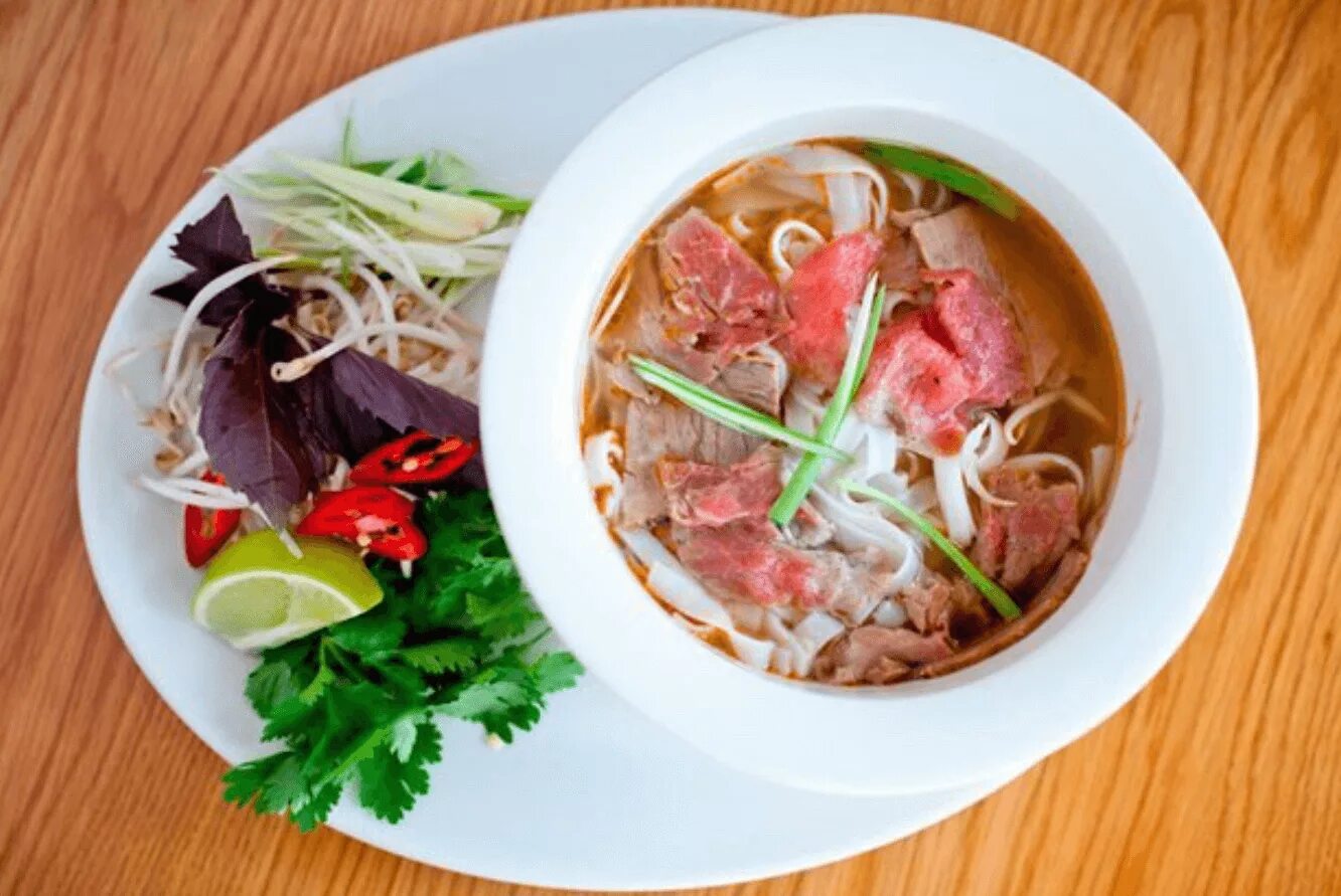 Фо фуд. Вьетнамский суп фо бо. Красивая еда. Kook корейское бистро москва. Итальянская еда.