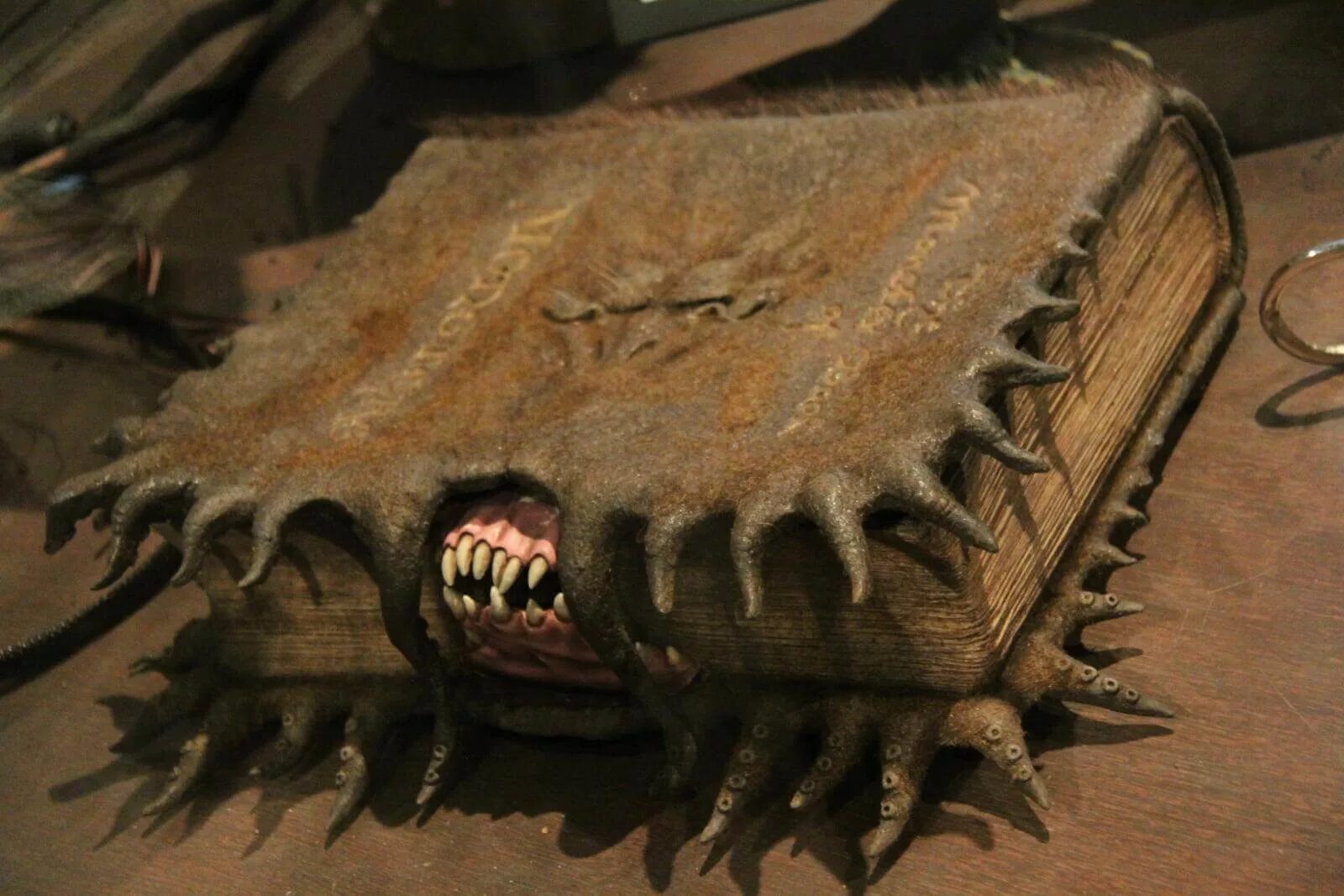 Чудовищная книга о чудовищах из гарри поттера. Книга «чудовищная книга о чудовищах» гарри поттер. Monster book. Monster book. Книга монстров из гарри поттера.