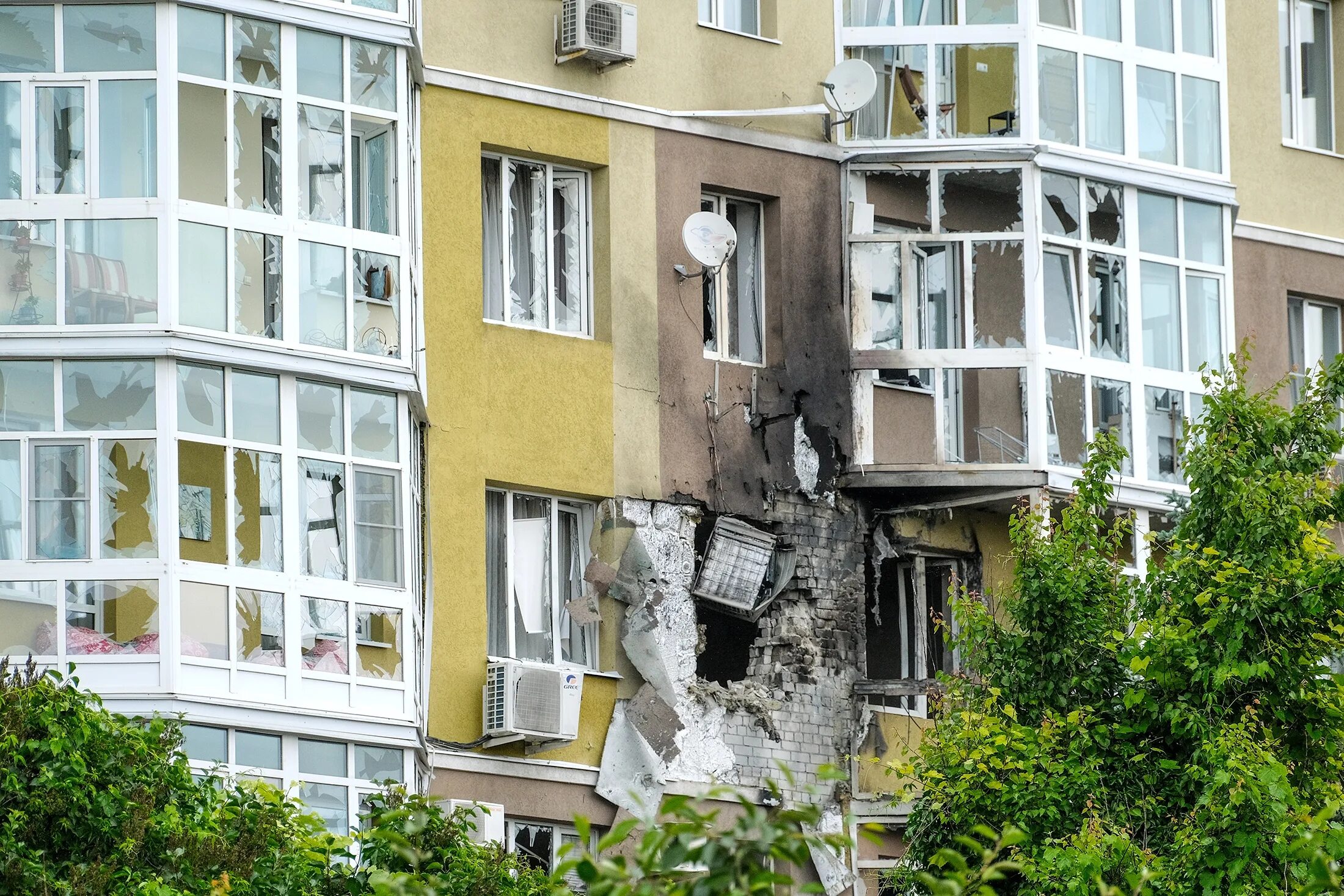 Многоквартирный дом. Дом с балконами многоэтажный. Здание в центре города. Дома в городе.