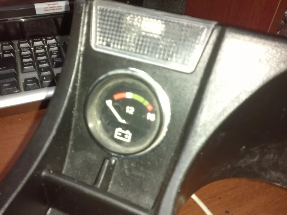 Вольтметр ваз 2107. Вольтметр вместо часов ваз 2106. Вольтметр от уаз на ваз 2106. Датчик вольтметр ваз 2121. Выносной вольтметр ваз 2106.